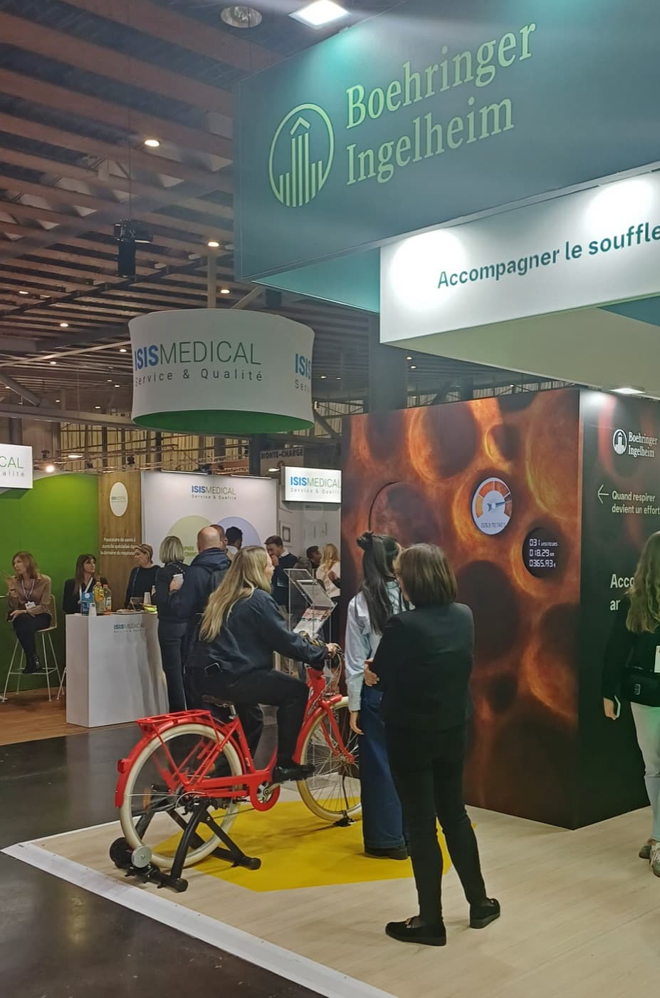 Impact Ride, vélo face à un mur d'alvéoles