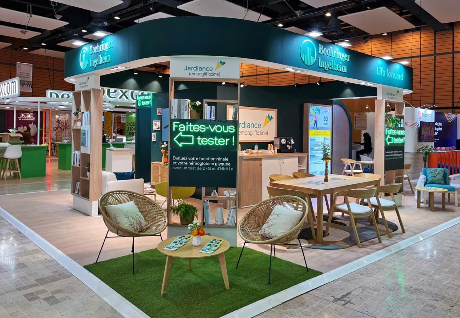 Stand Boehringer Ingelheim conçu par The Good Experience : invitation lumineuse « Faites-vous tester » dans un univers végétal