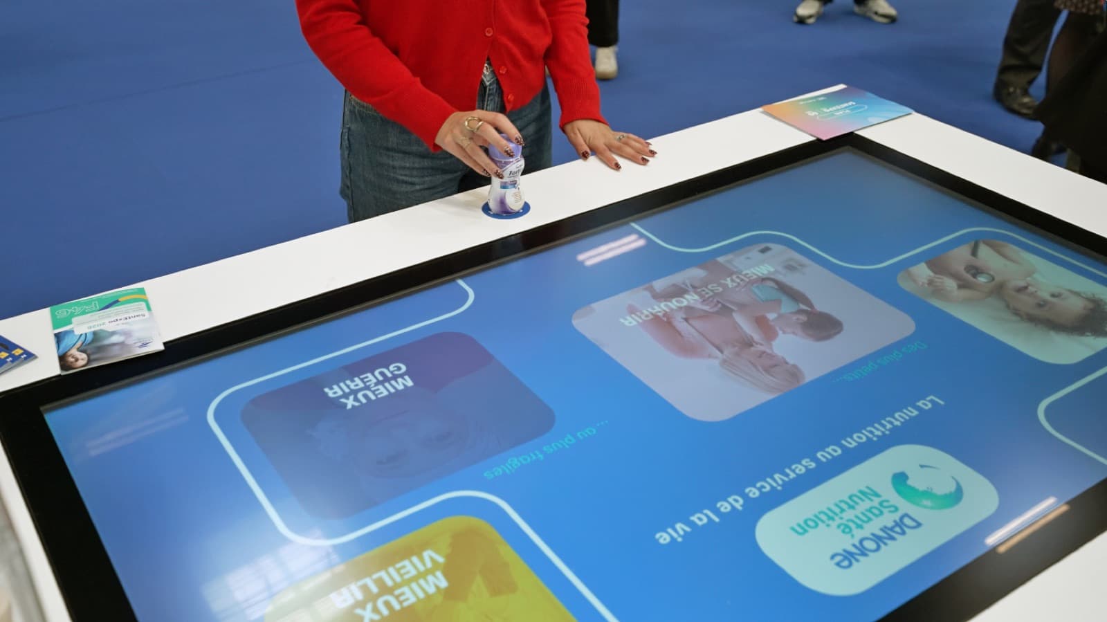 Table tangible interactive sur le stand Danone conçu par The Good Experience : le visiteur pose un objet pour déclencher du contenu