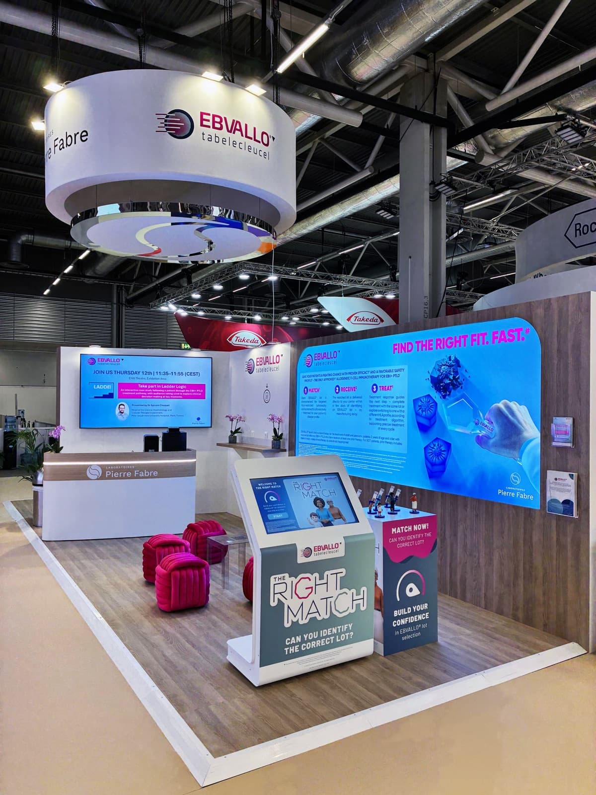 Dispositif interactif « The Right Match » sur le stand Ebvallo conçu par The Good Experience : borne de jeu et figurines