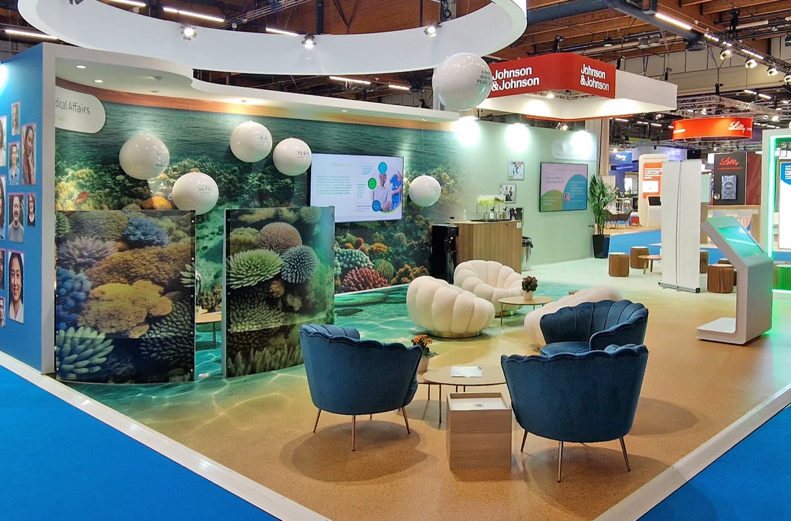 Stand d'un grand laboratoire international conçu par The Good Experience : scénographie immersive sur un décor aquatique, récif et mobilier coquillage