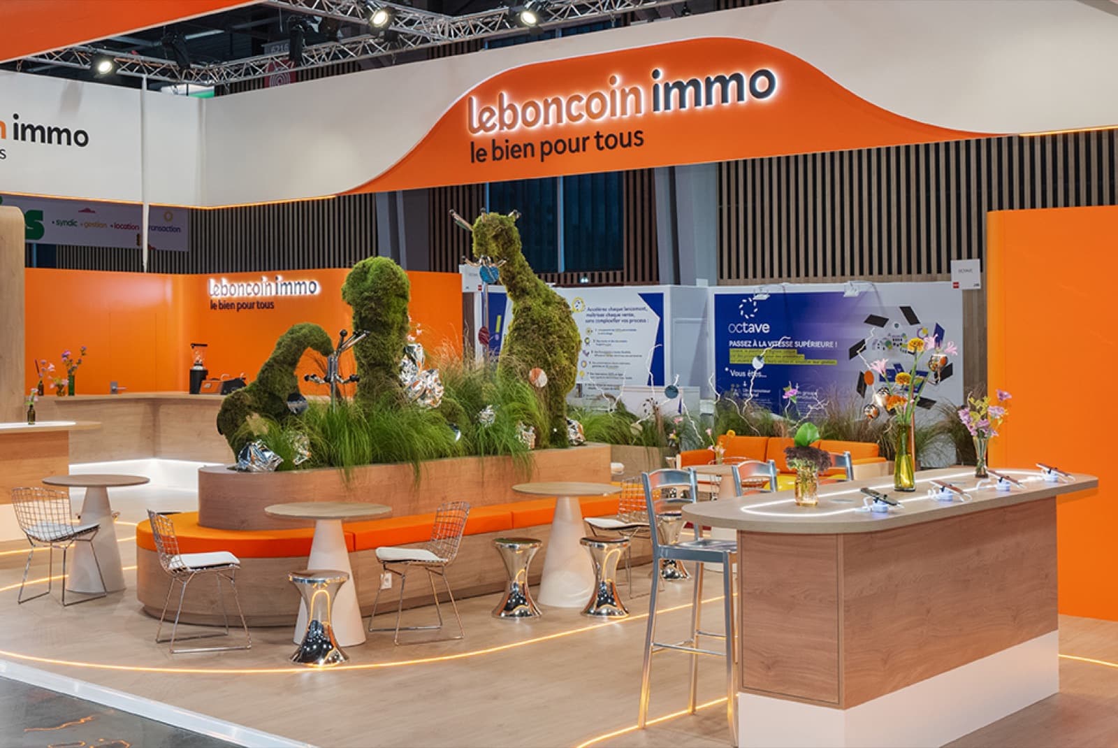 Stand leboncoin conçu par The Good Experience : cœur végétal scénographique avec sculptures animales en mousse au centre de l'espace