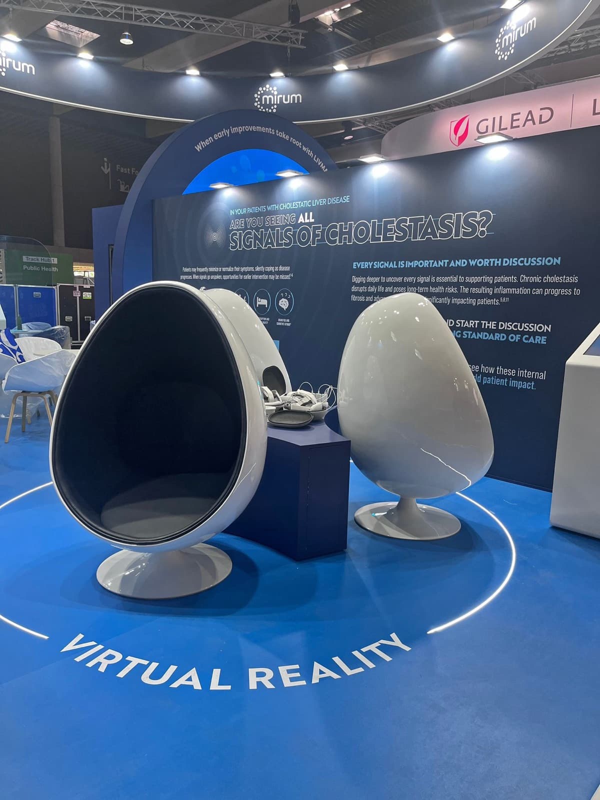 Espace de réalité virtuelle sur le stand Mirum conçu par The Good Experience : fauteuils œuf et casques VR