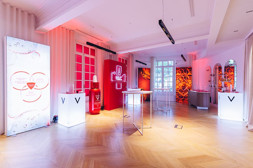 Salle Brand Discovery de l'événement Vichy Integrative Center : concept Hydroactive Health, flacon géant Collagen Specialist 16 et arches de marque, conçue par The Good Experience