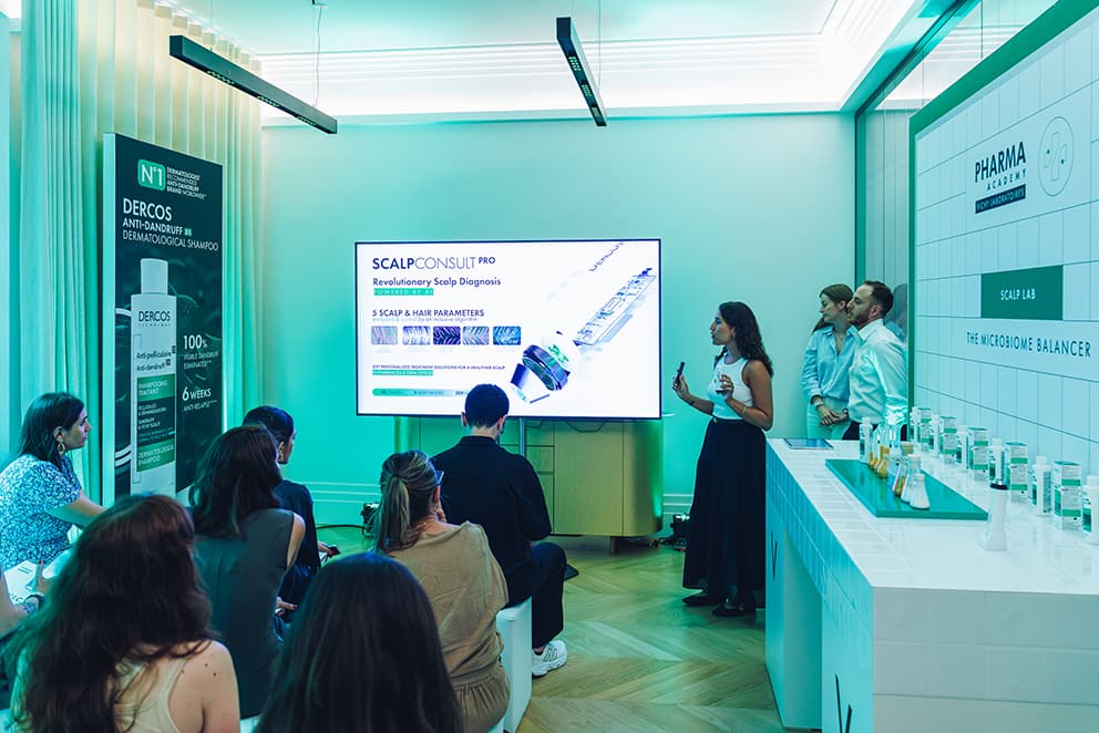 Salle Hair de l'événement Vichy Integrative Center : Scalp Lab The Microbiome Balancer, diagnostic ScalpConsult Pro et Dercos sous lumière émeraude, conçue par The Good Experience