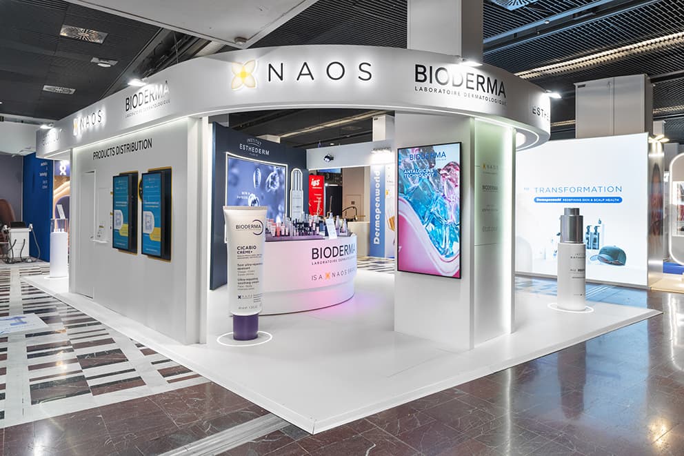 Zone « Product Distribution » du stand Naos à IMCAS 2026 : un écran tactile Sharp accueille le quiz que les visiteurs viennent jouer