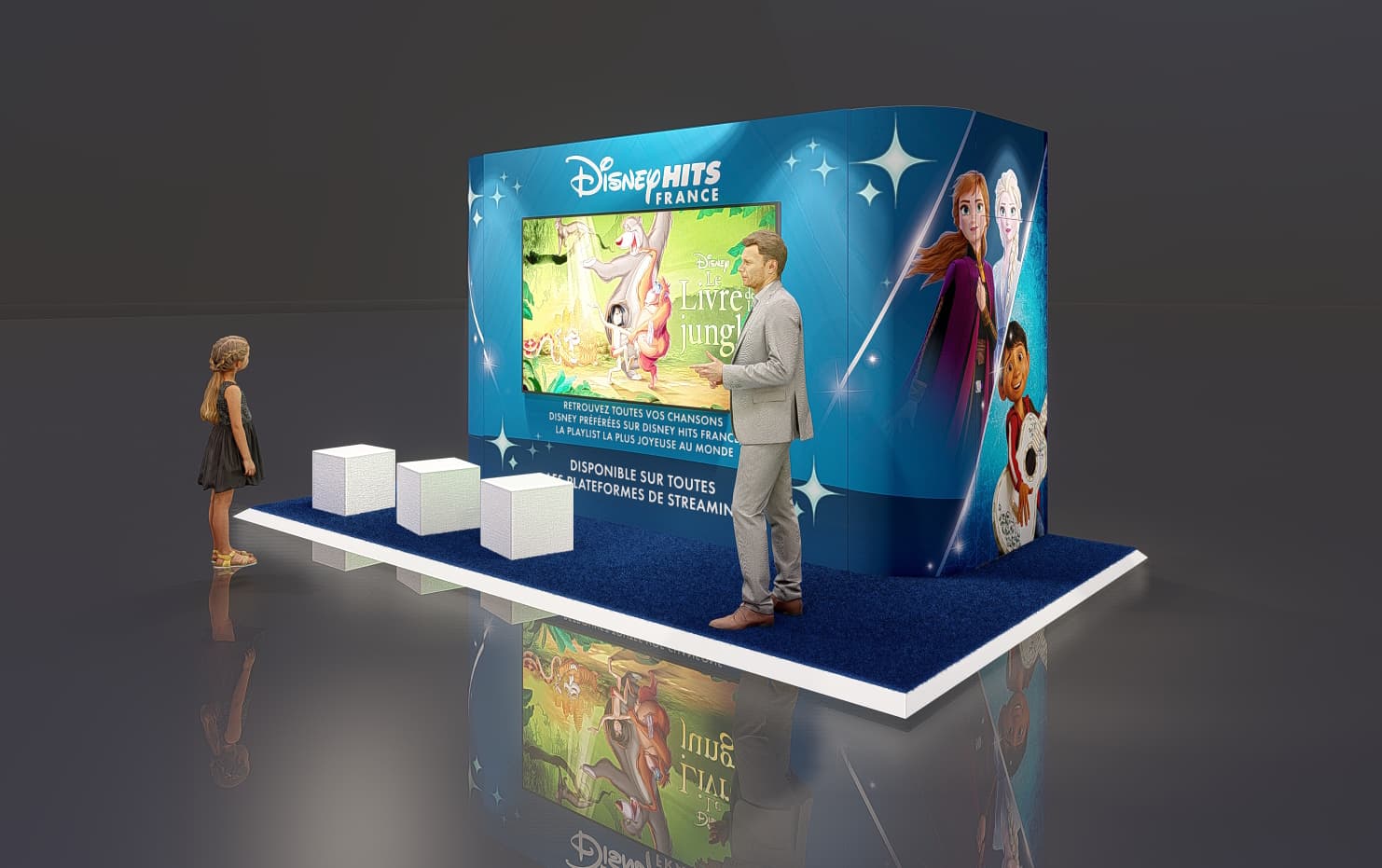 Pop-up store Disney Hits France en gare (Médiagare) : scène immersive avec écran géant et podium ludique, conçu par The Good Experience