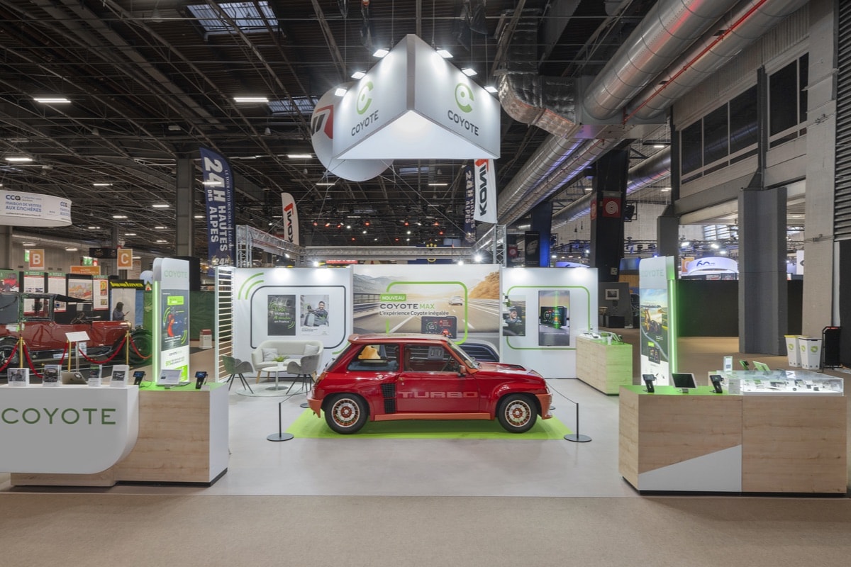 Stand Coyote · Rétromobile, signé The Good Experience