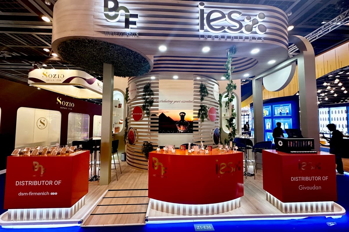 Stand IES Ingredients à Beautyworld Middle East, comptoirs de présentation d'actifs cosmétiques conçus et réalisés par The Good Experience