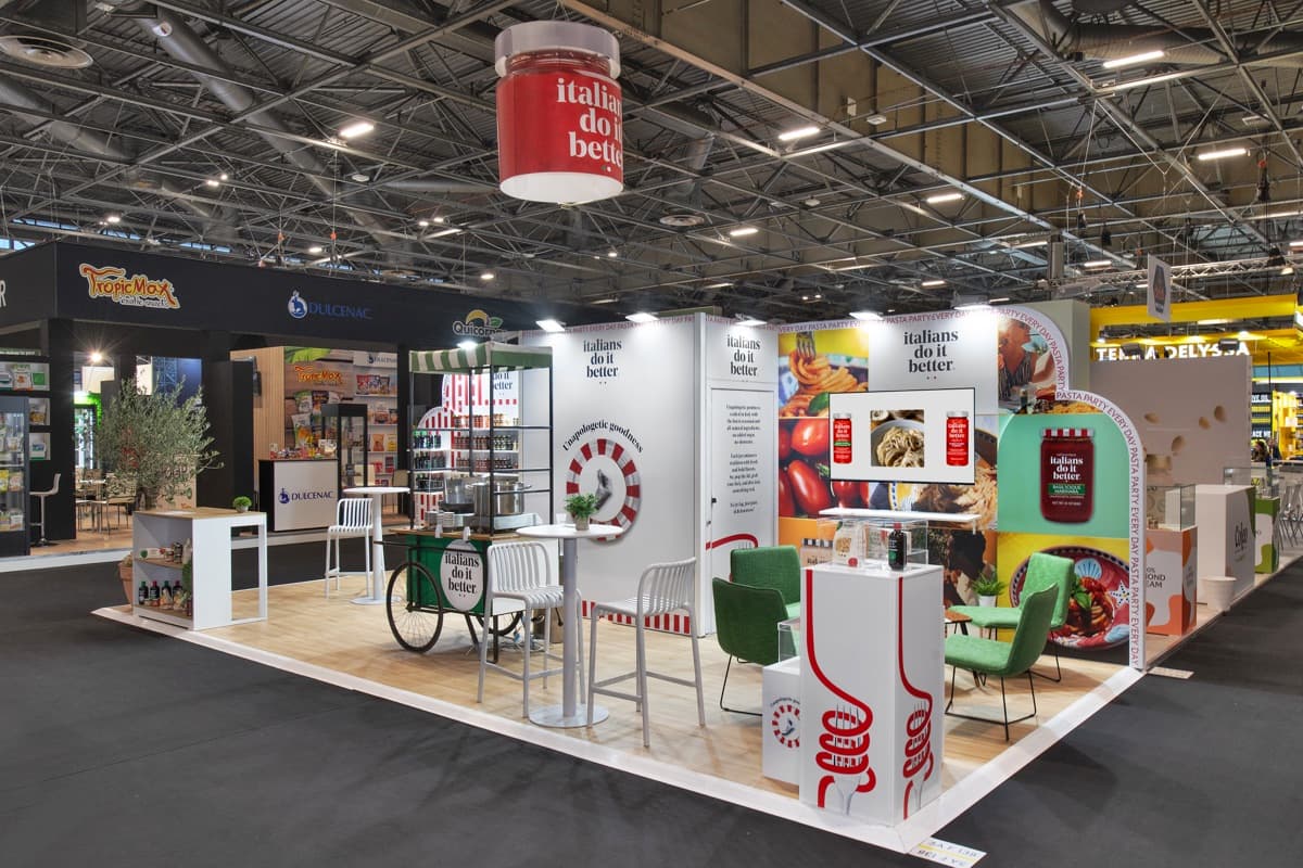 Stand Italian Do It Better à SIAL Paris, trattoria de prestige conçue et réalisée par The Good Experience