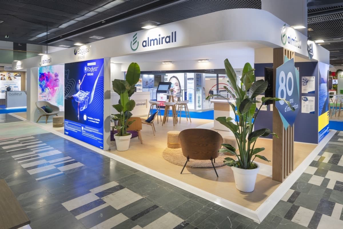 Stand Almirall aux Journées Dermatologiques de Paris, dispositif dermatologie de spécialité conçu et réalisé par The Good Experience