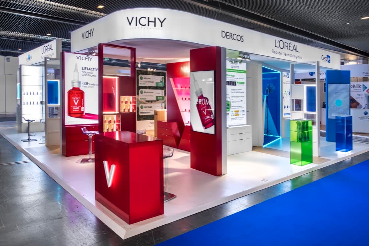 Stand L'Oréal France (Vichy, La Roche-Posay, CeraVe) aux Journées Dermatologiques de Paris, dispositif multi-marques conçu et réalisé par The Good Experience