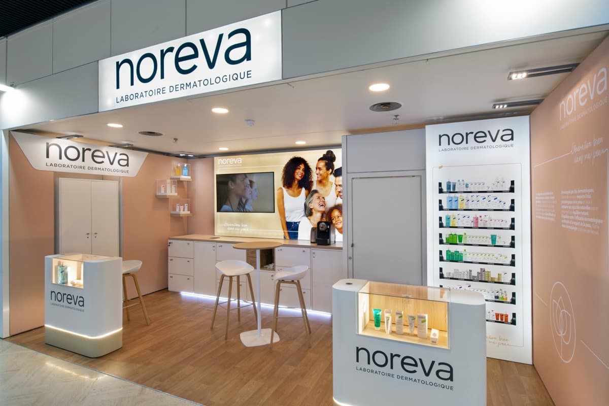 Stand Noreva aux Journées Dermatologiques de Paris, univers dermatologique clinique conçu et réalisé par The Good Experience