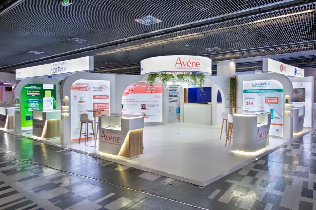 Stand Pierre Fabre (Avène, A-Derma, Ducray, MÊME) aux Journées Dermatologiques de Paris, dispositif multi-marques conçu et réalisé par The Good Experience