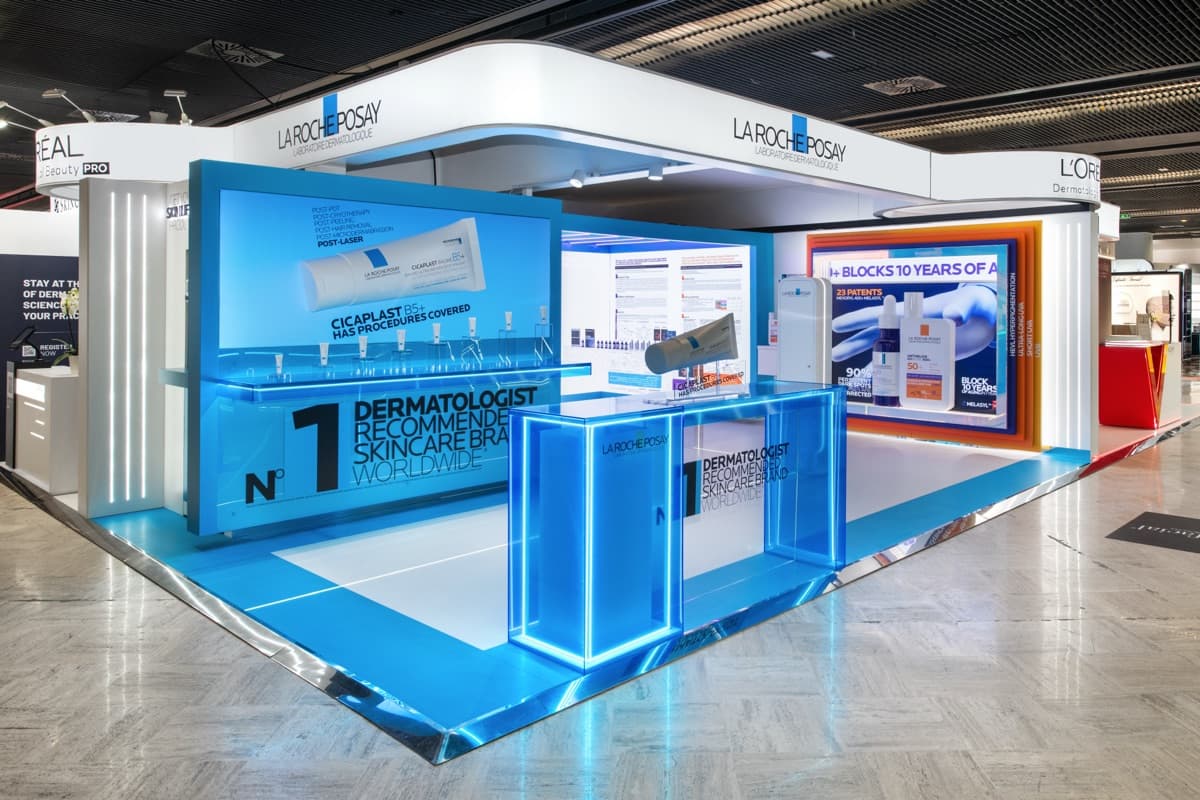 Stand La Roche-Posay à IMCAS, mur de preuves dermatologiques rétroéclairé conçu et réalisé par The Good Experience