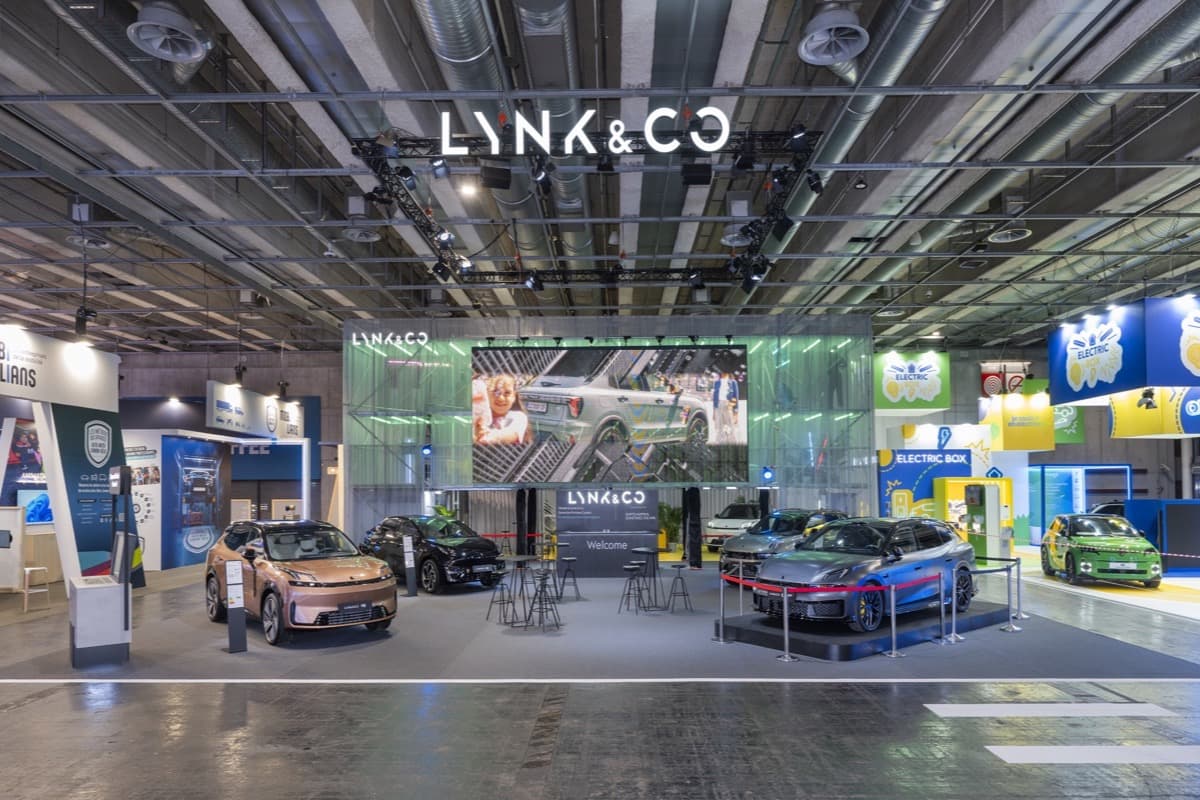 Stand Lynk & Co au Mondial de l'Auto 2026, structure d'échafaudage apparente, voilages et écran géant, conçu et réalisé par The Good Experience