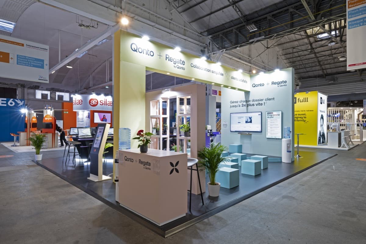 Stand Qonto au Congrès de l'Ordre des Experts-Comptables, espace de rendez-vous partenaires conçu et réalisé par The Good Experience