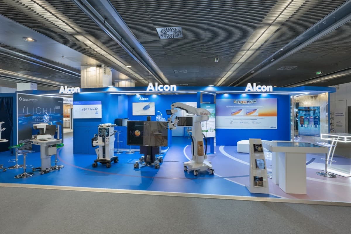 Stand Alcon au congrès SFO, espace dédié à la chirurgie oculaire conçu et réalisé par The Good Experience