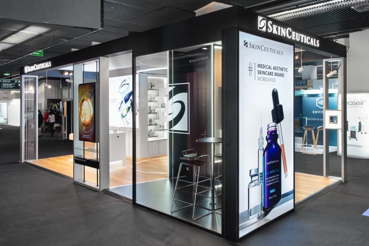 Stand SkinCeuticals à IMCAS, caisson noir et verre au design clinique conçu et réalisé par The Good Experience