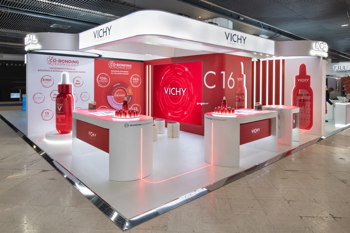 Stand Vichy à IMCAS, scénographie rouge immersive conçue et réalisée par The Good Experience