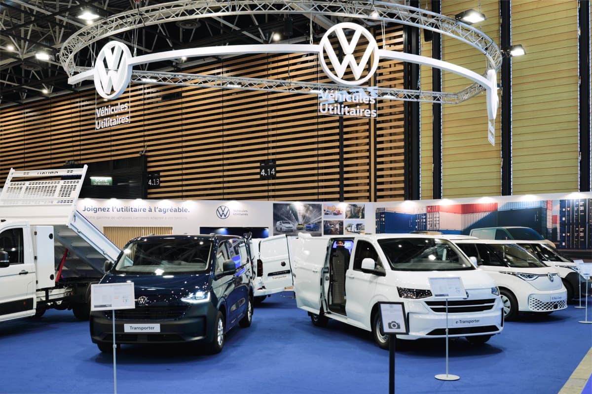 Stand Volkswagen Utilitaires à Solutrans, structure circulaire suspendue et flotte de véhicules professionnels conçus et réalisés par The Good Experience