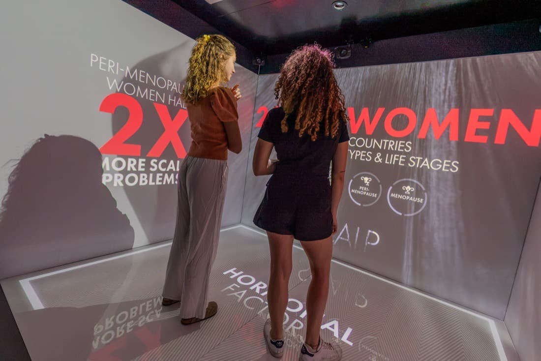 Box immersive 370° avec projection au sol et sur les murs