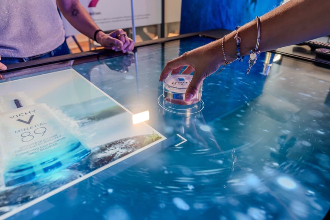 Table tangible connectée pilotée par capteurs, showroom The Good Experience