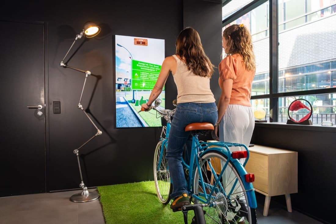 Parcours à vélo interactif connecté à un écran de jeu, showroom The Good Experience