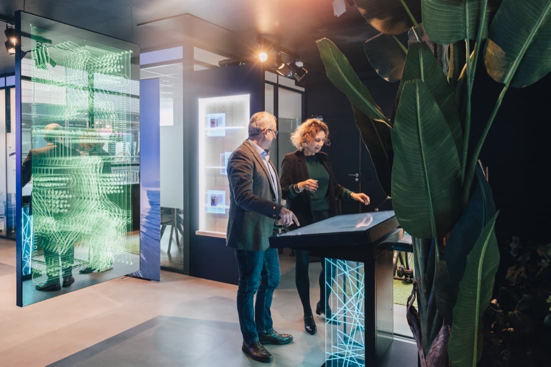 Échange autour d'une table digitale interactive, showroom The Good Experience