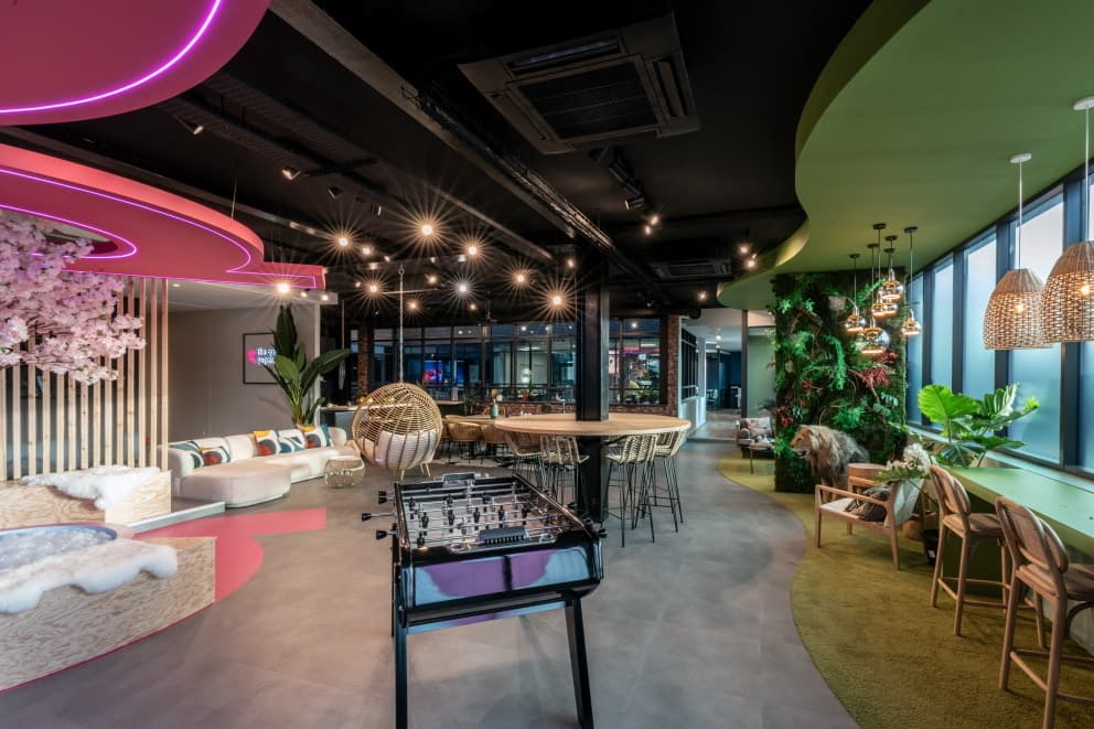 Espace lounge avec baby-foot et salon, showroom The Good Experience