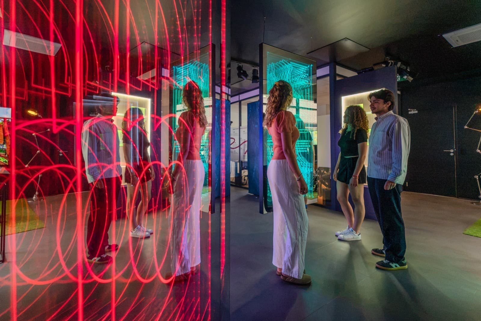 Miroir infini interactif dans le showroom, visiteurs en immersion lumineuse