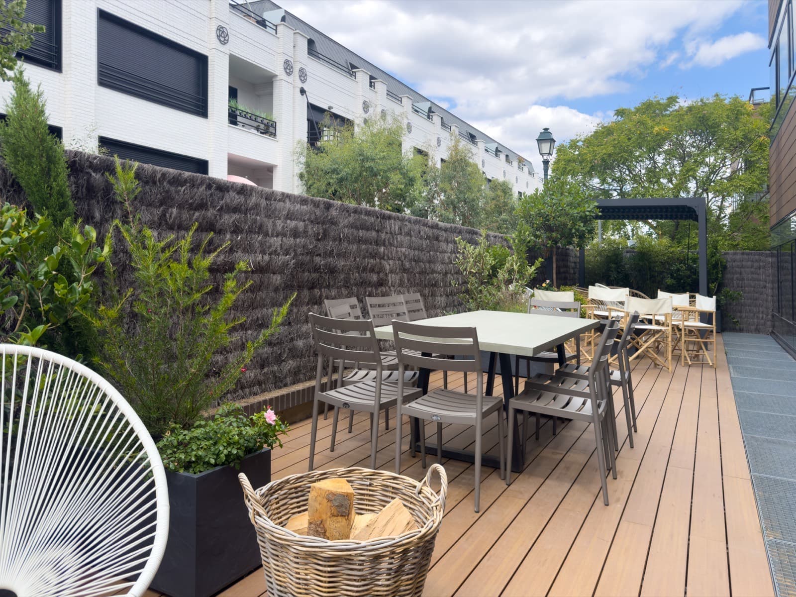 Terrasse extérieure aménagée avec salon et table, showroom The Good Experience