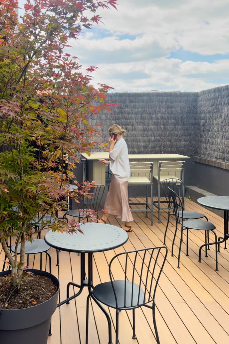 Vue de la terrasse extérieure du showroom The Good Experience