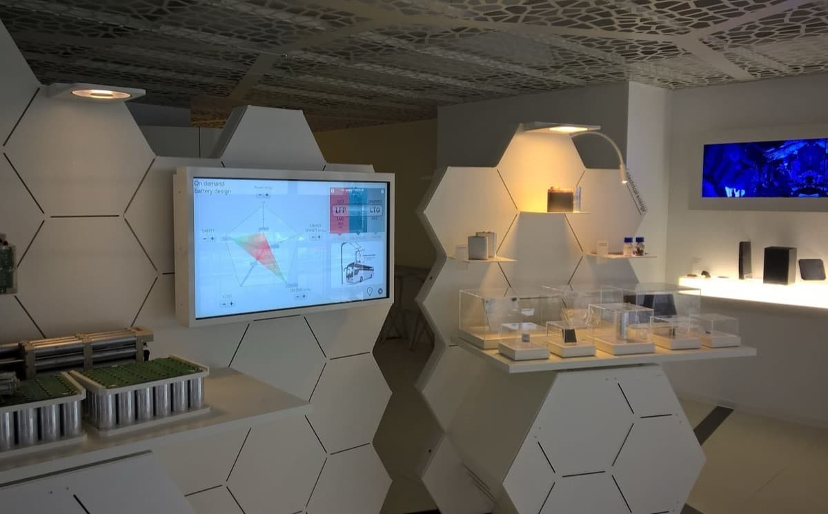 Showroom technologique scénographié avec médias interactifs et démonstrateurs, conçu par The Good Experience